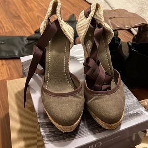 Ribbon Wrap Brown Closed Toe Wedges